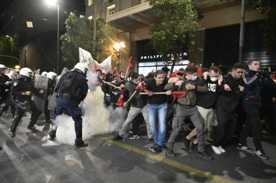 Πορεία κατά της Συνόδου για την Ενέργεια στο κέντρο της Αθήνας - Συμπλοκές με την αστυνομία, έπεσαν δακρυγόνα 