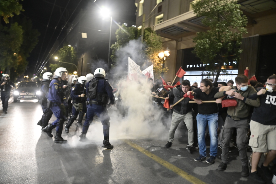 Πορεία κατά της Συνόδου για την Ενέργεια στο κέντρο της Αθήνας - Συμπλοκές με την αστυνομία, έπεσαν δακρυγόνα 