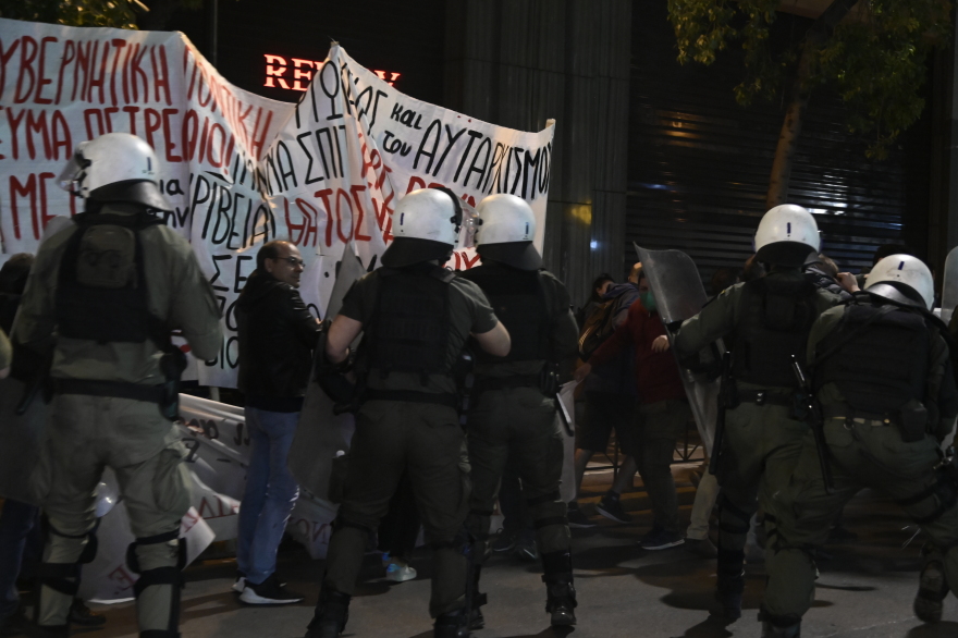 Πορεία κατά της Συνόδου για την Ενέργεια στο κέντρο της Αθήνας - Συμπλοκές με την αστυνομία, έπεσαν δακρυγόνα 