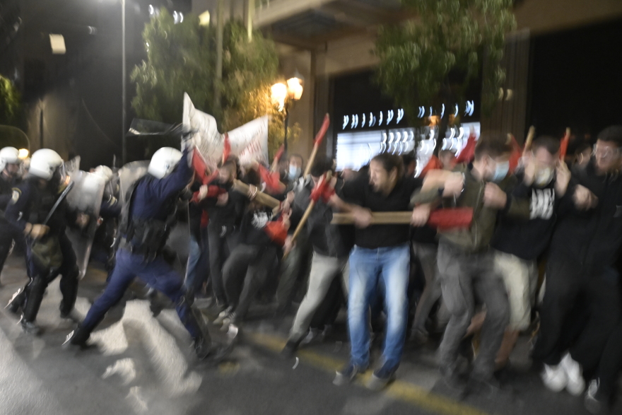 Πορεία κατά της Συνόδου για την Ενέργεια στο κέντρο της Αθήνας - Συμπλοκές με την αστυνομία, έπεσαν δακρυγόνα 