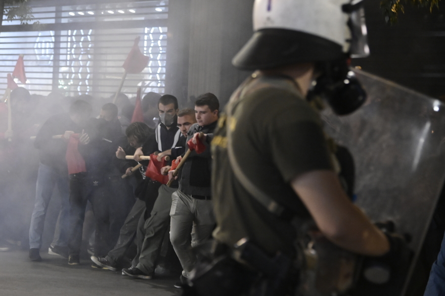 Πορεία κατά της Συνόδου για την Ενέργεια στο κέντρο της Αθήνας - Συμπλοκές με την αστυνομία, έπεσαν δακρυγόνα 