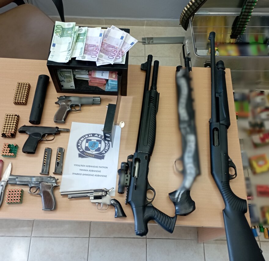 Αίγιο: Αστυνομικοί «αγόρασαν» τόνους λαθραίου καπνού - «Αυτόχθων Έλληνας» ο ιδιοκτήτης μάντρας