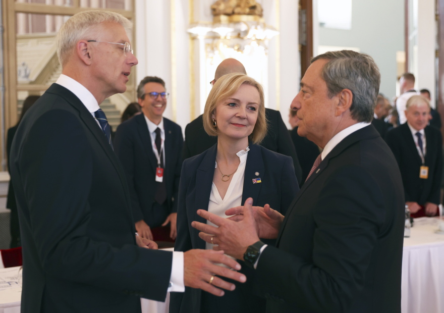 Πράγα: Το φιλί Μακρόν – Τρας και τα… νευράκια του Ερντογάν με την Ελλάδα σχολιάζει το Politico