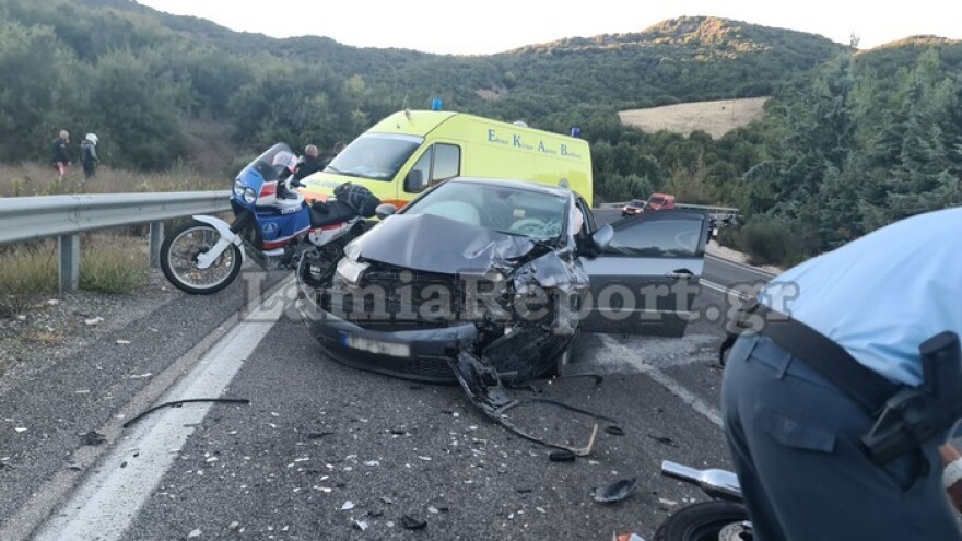 Τροχαίο στο Δομοκό: Μηχανή συγκρούστηκε με αυτοκίνητο - Δείτε εικόνες