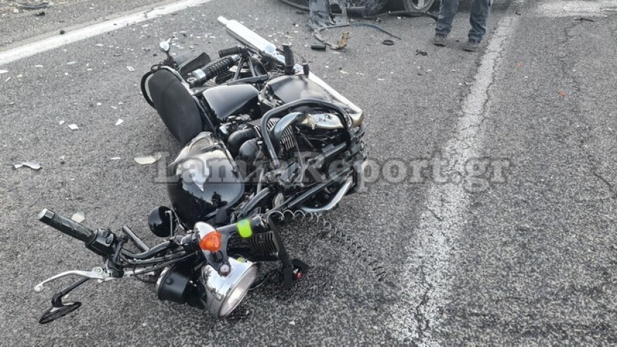 Τροχαίο στο Δομοκό: Μηχανή συγκρούστηκε με αυτοκίνητο - Δείτε εικόνες