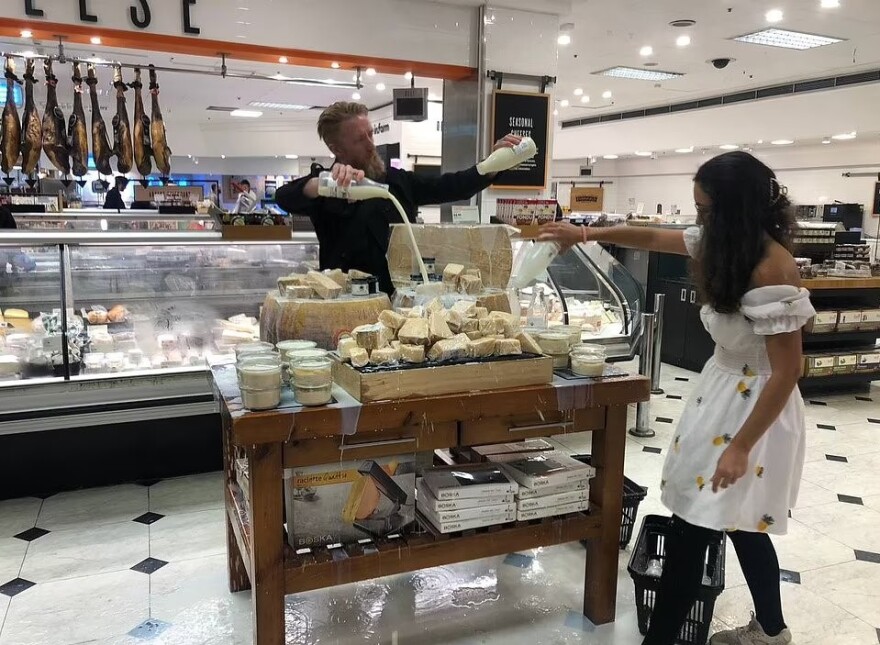 Λονδίνο: Βίγκαν ακτιβιστές χύνουν γάλατα σε σούπερ μάρκετ