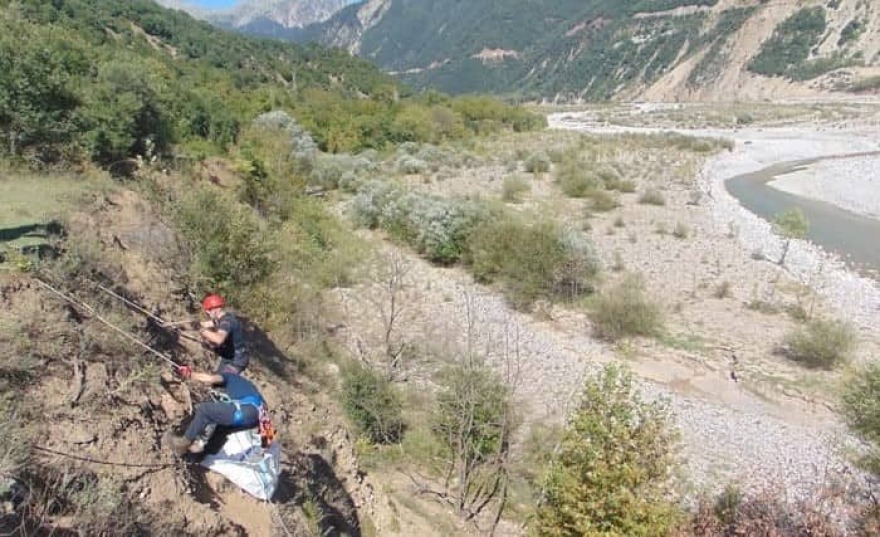 Άρτα: Επιχείρηση διάσωσης για... προϊστορικό πιθάρι στον ποταμό Αχελώο - Δείτε φωτογραφίες