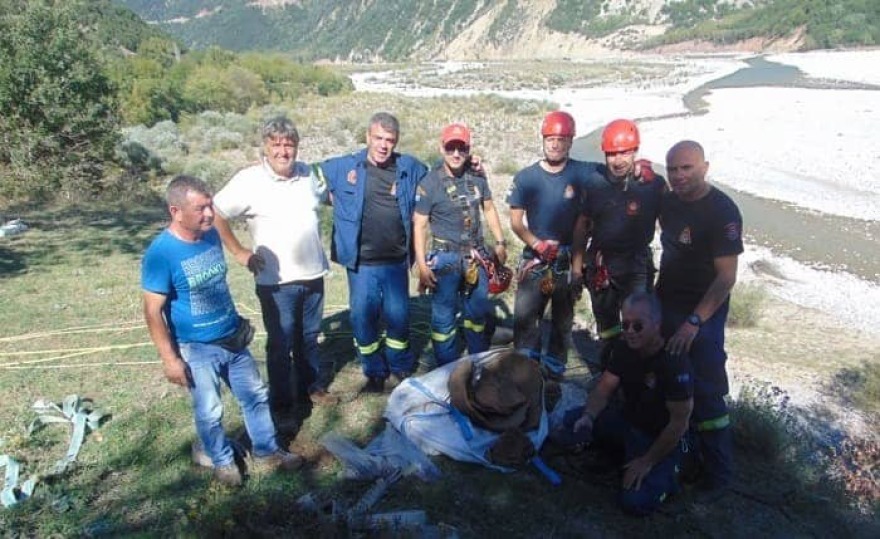 Άρτα: Επιχείρηση διάσωσης για... προϊστορικό πιθάρι στον ποταμό Αχελώο - Δείτε φωτογραφίες