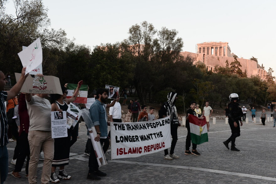 Διαμαρτυρία Ιρανών στην Ακρόπολη - Δείτε φωτογραφίες