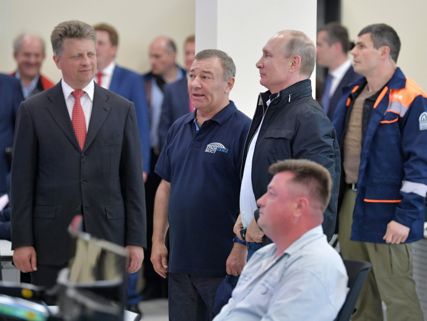 Όταν ο Πούτιν εγκαινίασε τη γέφυρα στην Κριμαία οδηγώντας φορτηγό: «Αυτό το θαύμα ολοκληρώθηκε»