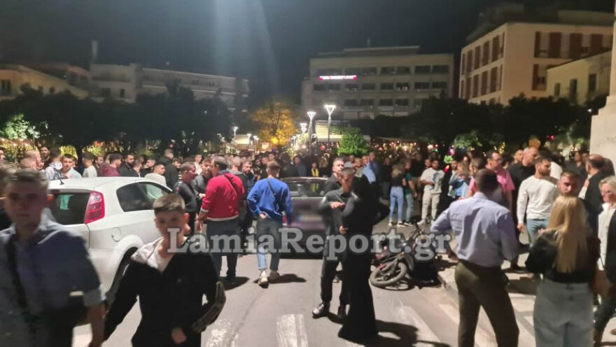 Λαμία: Οδηγός έχασε τον έλεγχο στο κέντρο της πόλης - Χτύπησε 16χρονη και παρέσυρε μηχανάκι διανομέα