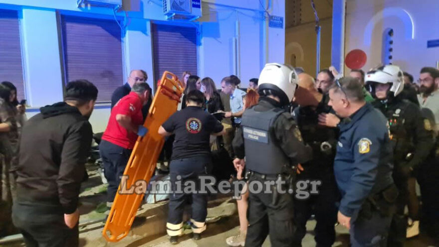 Λαμία: Οδηγός έχασε τον έλεγχο στο κέντρο της πόλης - Χτύπησε 16χρονη και παρέσυρε μηχανάκι διανομέα