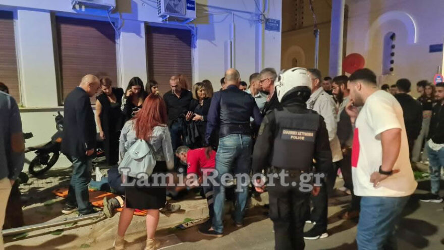 Λαμία: Οδηγός έχασε τον έλεγχο στο κέντρο της πόλης - Χτύπησε 16χρονη και παρέσυρε μηχανάκι διανομέα