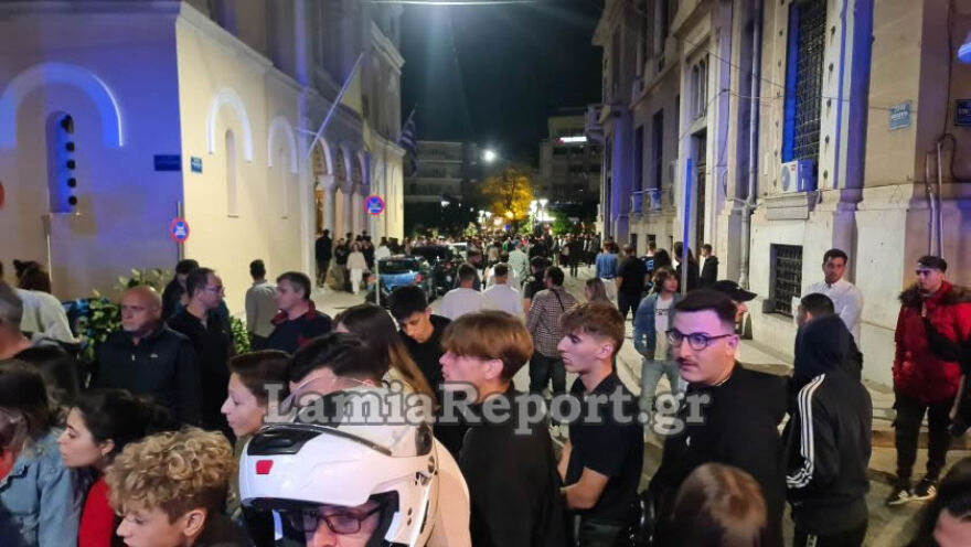 Λαμία: Οδηγός έχασε τον έλεγχο στο κέντρο της πόλης - Χτύπησε 16χρονη και παρέσυρε μηχανάκι διανομέα