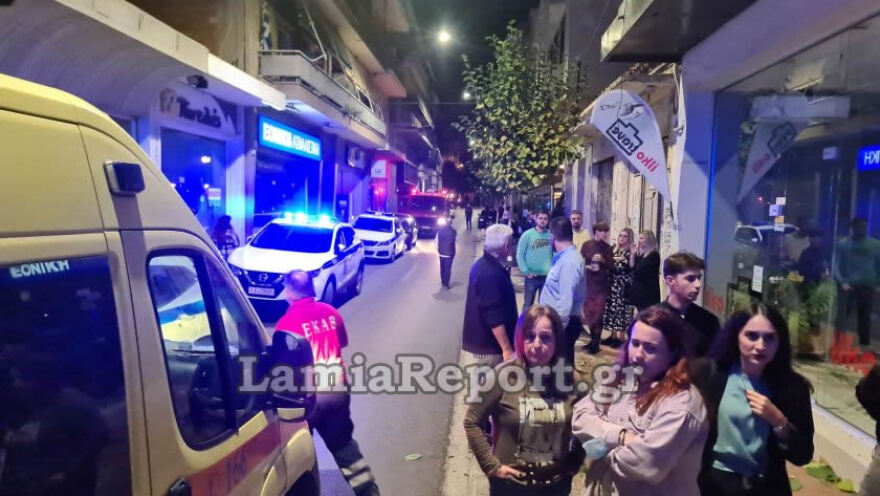 Λαμία: Οδηγός έχασε τον έλεγχο στο κέντρο της πόλης - Χτύπησε 16χρονη και παρέσυρε μηχανάκι διανομέα