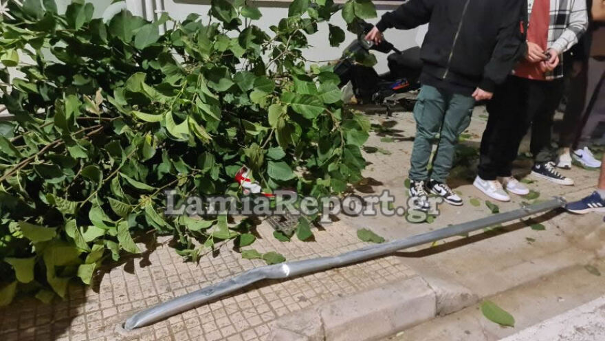 Λαμία: Οδηγός έχασε τον έλεγχο στο κέντρο της πόλης - Χτύπησε 16χρονη και παρέσυρε μηχανάκι διανομέα