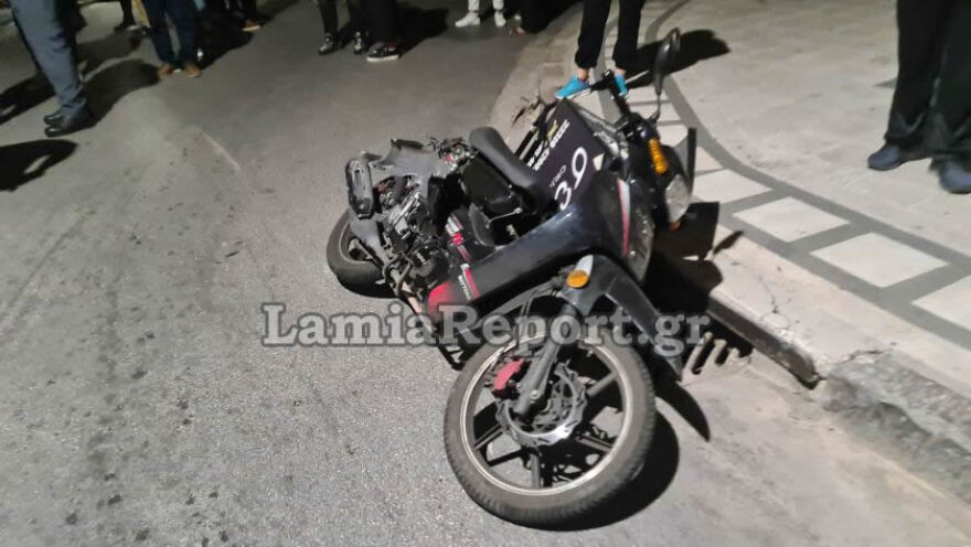 Λαμία: Οδηγός έχασε τον έλεγχο στο κέντρο της πόλης - Χτύπησε 16χρονη και παρέσυρε μηχανάκι διανομέα