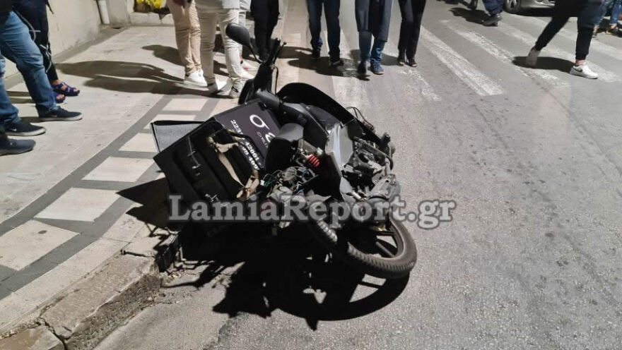 Λαμία: Οδηγός έχασε τον έλεγχο στο κέντρο της πόλης - Χτύπησε 16χρονη και παρέσυρε μηχανάκι διανομέα
