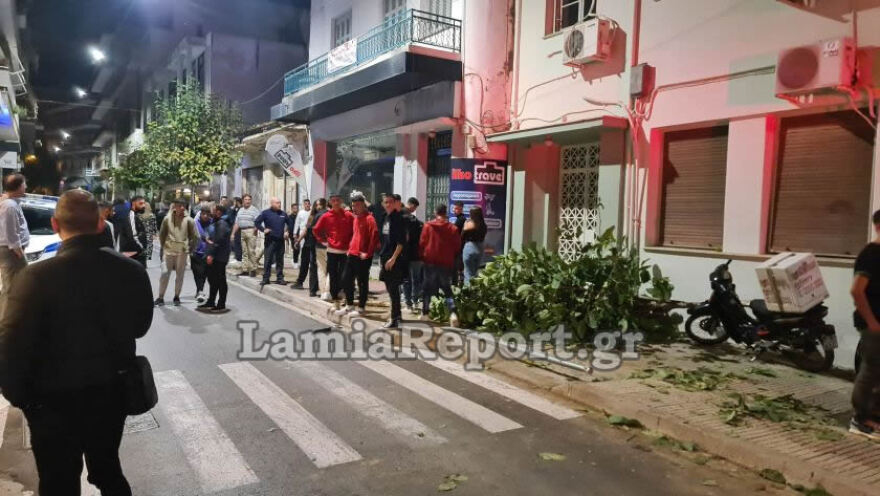 Λαμία: Οδηγός έχασε τον έλεγχο στο κέντρο της πόλης - Χτύπησε 16χρονη και παρέσυρε μηχανάκι διανομέα