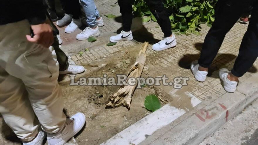 Λαμία: Οδηγός έχασε τον έλεγχο στο κέντρο της πόλης - Χτύπησε 16χρονη και παρέσυρε μηχανάκι διανομέα