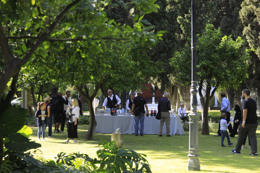 Προεδρικό Μέγαρο: Παρουσία Σακελλαροπούλου και με μεγάλη προσέλευση άνοιξε και πάλι ο κήπος