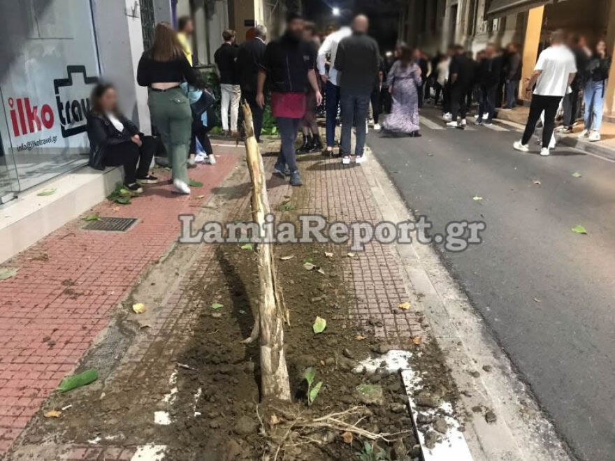 Λαμία: Οδηγός έχασε τον έλεγχο στο κέντρο της πόλης - Χτύπησε 16χρονη και παρέσυρε μηχανάκι διανομέα