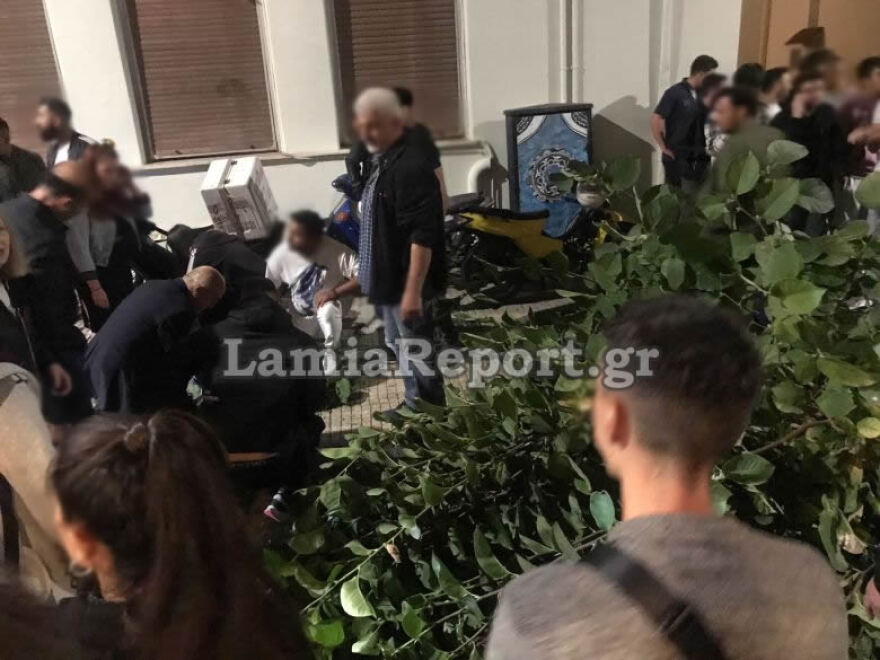 Λαμία: Οδηγός έχασε τον έλεγχο στο κέντρο της πόλης - Χτύπησε 16χρονη και παρέσυρε μηχανάκι διανομέα