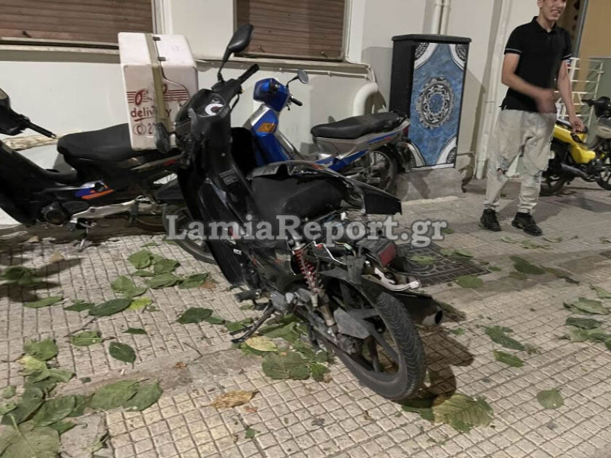 Λαμία: Οδηγός έχασε τον έλεγχο στο κέντρο της πόλης - Χτύπησε 16χρονη και παρέσυρε μηχανάκι διανομέα