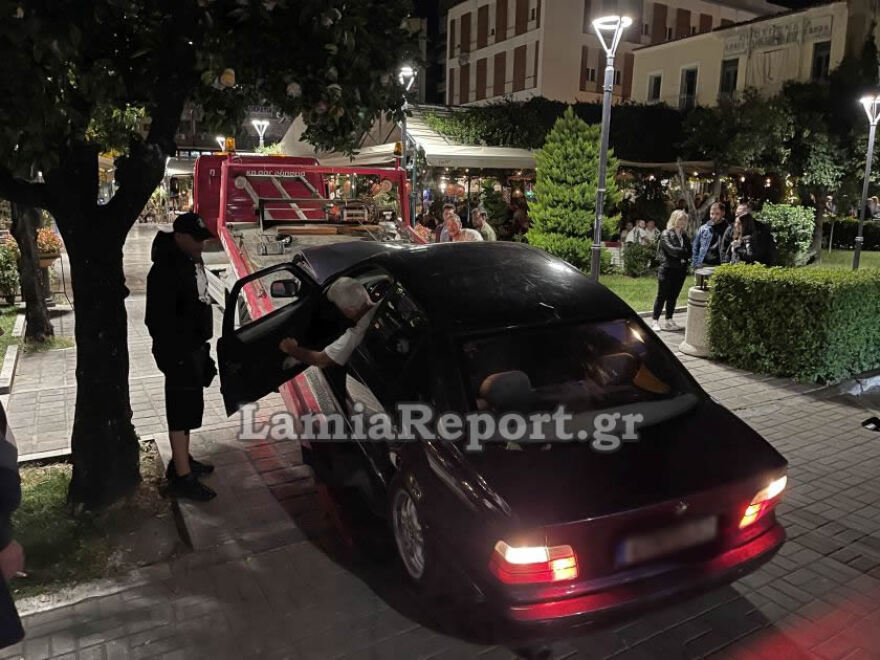 Λαμία: Οδηγός έχασε τον έλεγχο στο κέντρο της πόλης - Χτύπησε 16χρονη και παρέσυρε μηχανάκι διανομέα