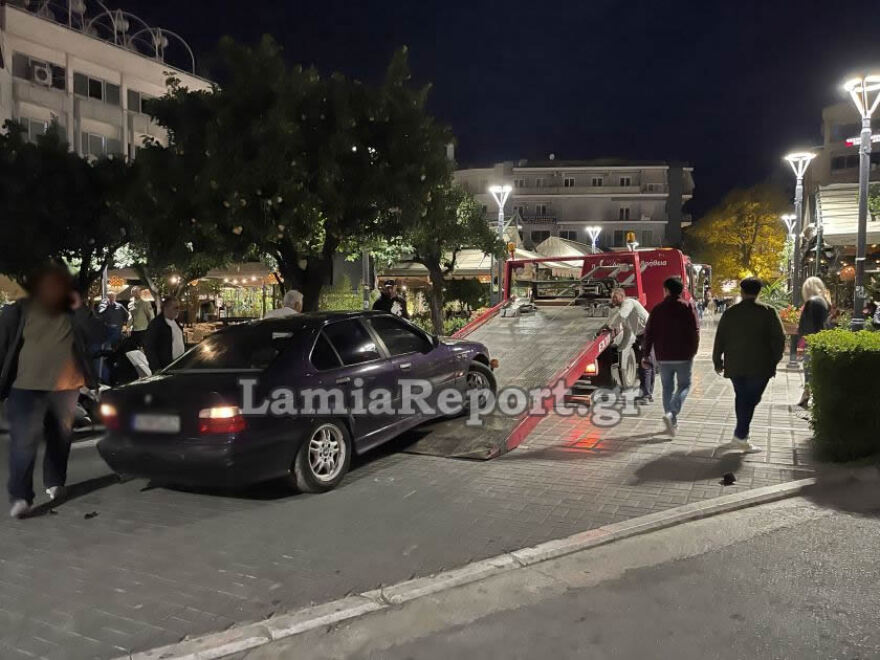 Λαμία: Οδηγός έχασε τον έλεγχο στο κέντρο της πόλης - Χτύπησε 16χρονη και παρέσυρε μηχανάκι διανομέα