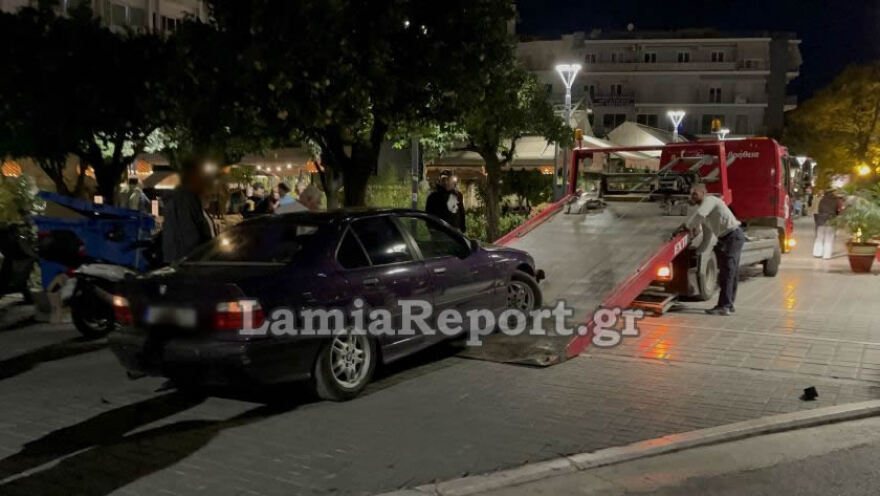 Λαμία: Οδηγός έχασε τον έλεγχο στο κέντρο της πόλης - Χτύπησε 16χρονη και παρέσυρε μηχανάκι διανομέα