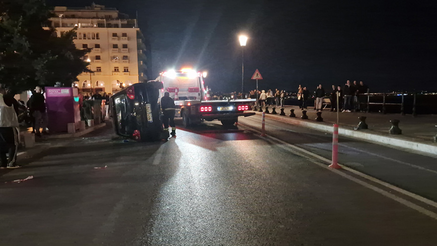 Τροχαίο στη Θεσσαλονίκη: Συγκρουστήκαμε και έχασα τον έλεγχο, λέει ο οδηγός του ΙΧ που τούμπαρε