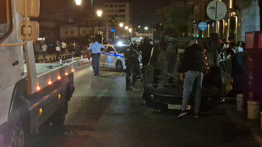 Τροχαίο στη Θεσσαλονίκη: Συγκρουστήκαμε και έχασα τον έλεγχο, λέει ο οδηγός του ΙΧ που τούμπαρε