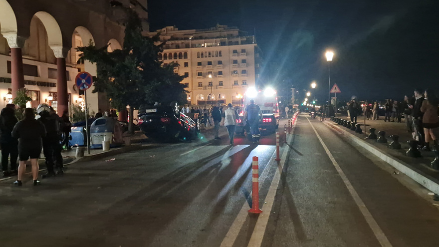 Τροχαίο στη Θεσσαλονίκη: Συγκρουστήκαμε και έχασα τον έλεγχο, λέει ο οδηγός του ΙΧ που τούμπαρε