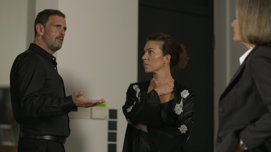 Μαύρο Ρόδο: «Ο Βίκος συνωμοτεί για να παραπλανήσει τον Θέμη» 