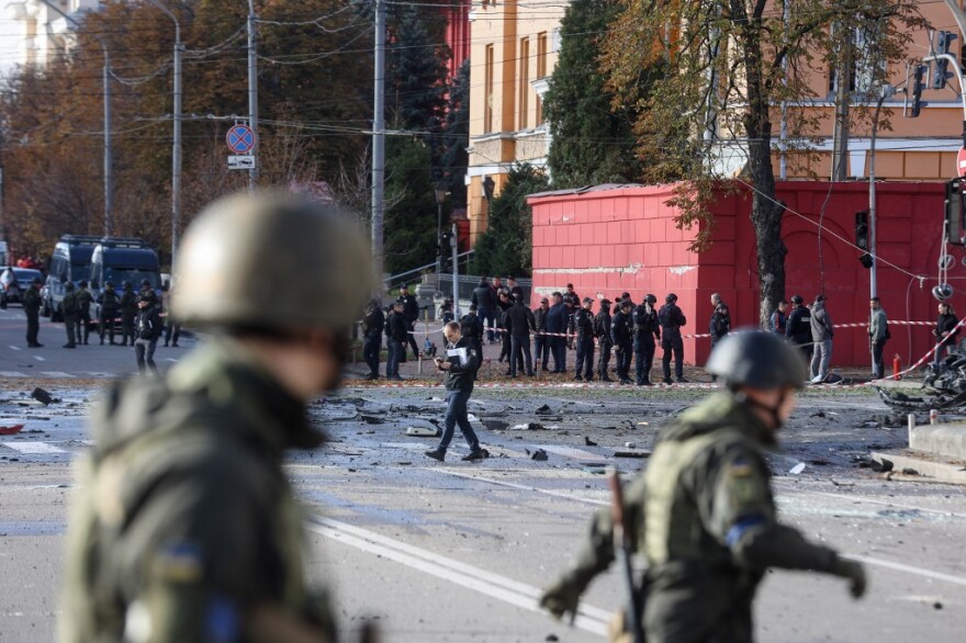 Πόλεμος στην Ουκρανία: Πόλη-φάντασμα το Κίεβο - Κοντά σε κατοικίες, πανεπιστήμιο και πάρκο έπεσαν οι ρωσικοί πύραυλοι 