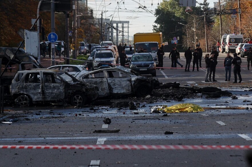 Πόλεμος στην Ουκρανία: Πόλη-φάντασμα το Κίεβο - Κοντά σε κατοικίες, πανεπιστήμιο και πάρκο έπεσαν οι ρωσικοί πύραυλοι 