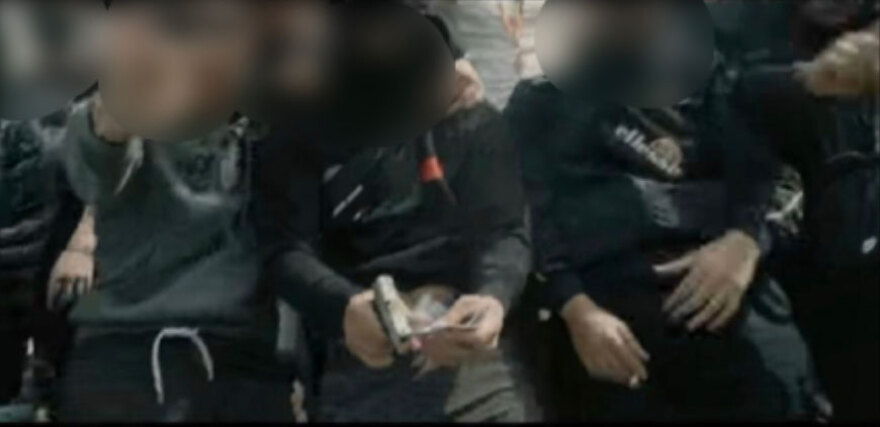 Μαθητές-τράπερ επιτέθηκαν σε ανήλικο και τον πατέρα του - Του έσπασαν τα δόντια με λοστό