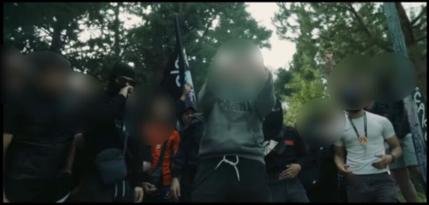 Μαθητές-τράπερ επιτέθηκαν σε ανήλικο και τον πατέρα του - Του έσπασαν τα δόντια με λοστό