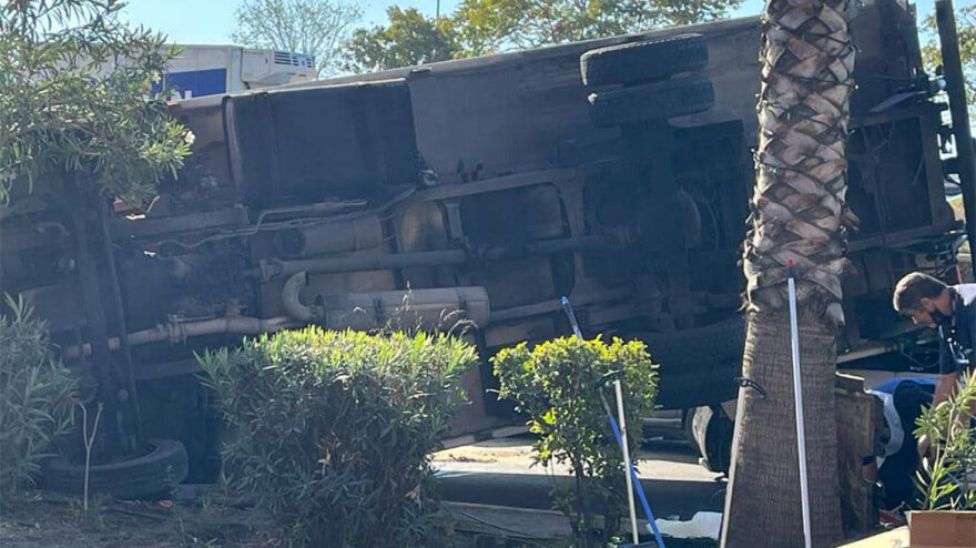 Τροχαίο στο Νέο Φάληρο - Φορτηγό καταπλάκωσε παρκαρισμένο ΙΧ