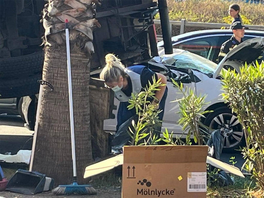 Τροχαίο στο Νέο Φάληρο - Φορτηγό καταπλάκωσε παρκαρισμένο ΙΧ