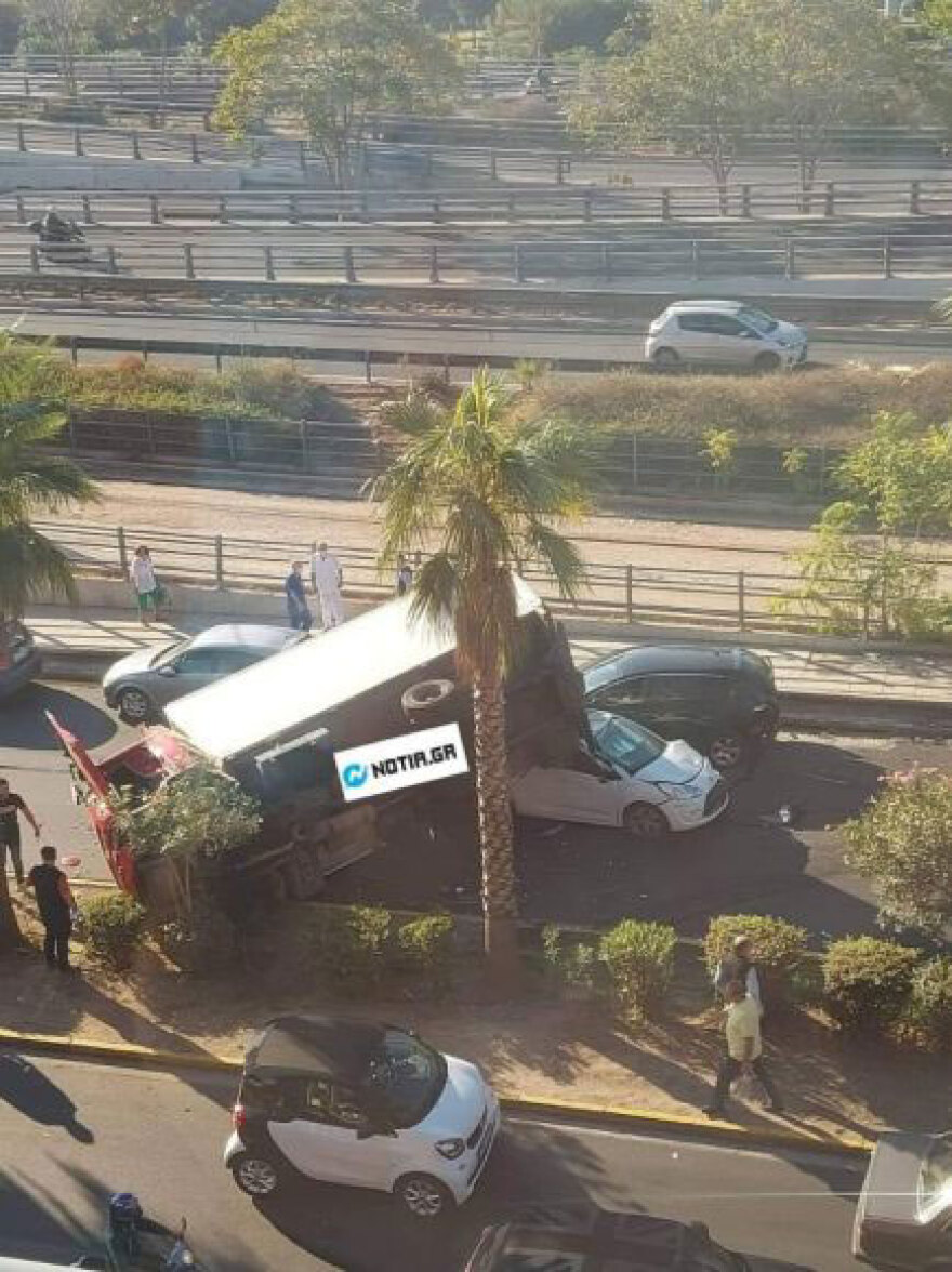 Τροχαίο στο Νέο Φάληρο - Φορτηγό καταπλάκωσε παρκαρισμένο ΙΧ