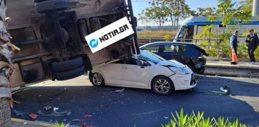 Τροχαίο στο Νέο Φάληρο - Φορτηγό καταπλάκωσε παρκαρισμένο ΙΧ