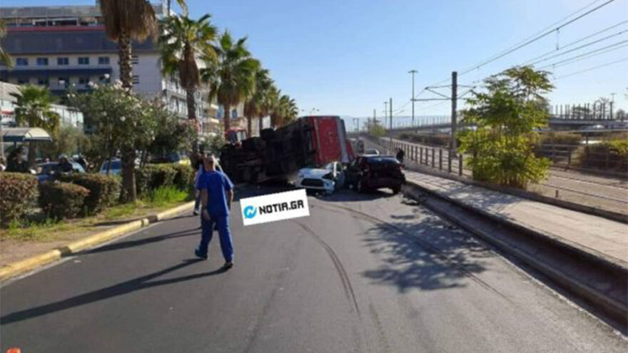 Τροχαίο στο Νέο Φάληρο - Φορτηγό καταπλάκωσε παρκαρισμένο ΙΧ