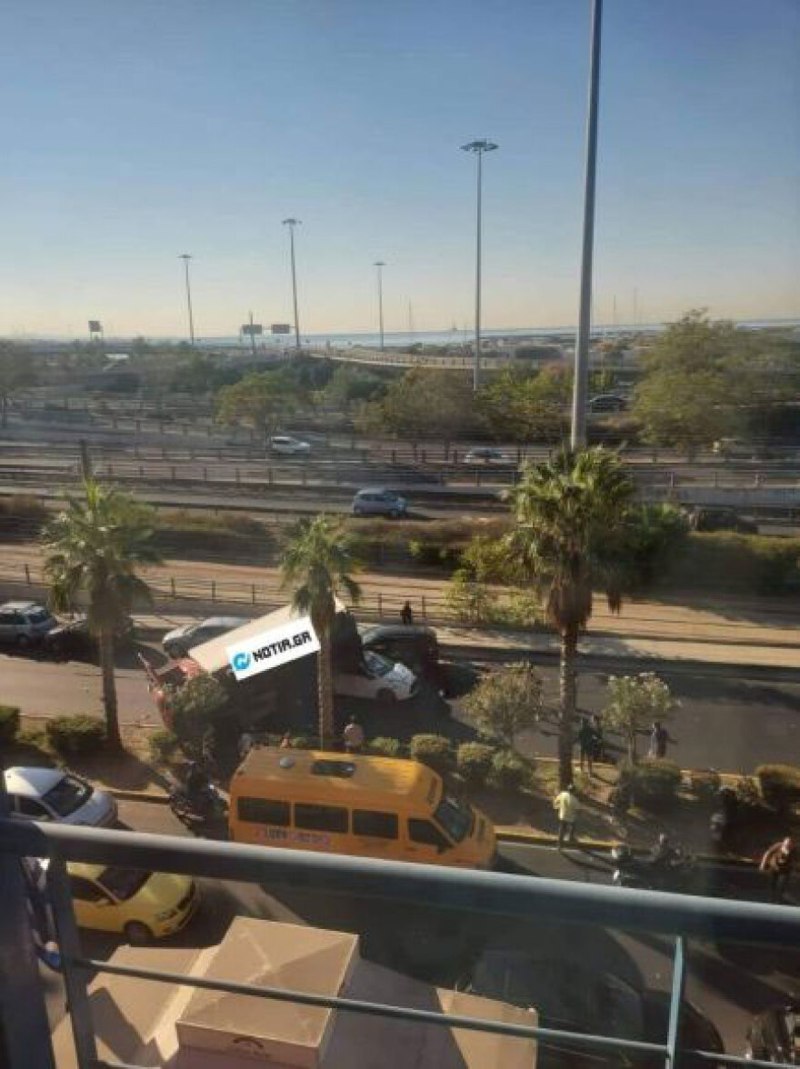 Τροχαίο στο Νέο Φάληρο - Φορτηγό καταπλάκωσε παρκαρισμένο ΙΧ