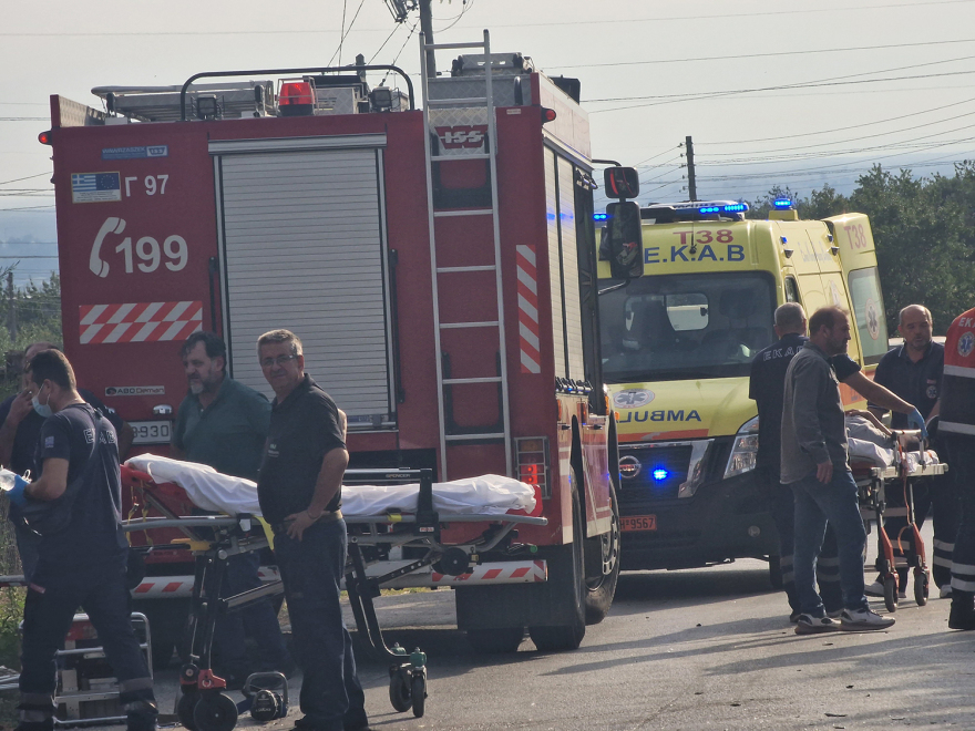 Σοβαρό τροχαίο στη Θεσσαλονίκη: Εγκλωβίστηκαν οδηγοί μετά τη σύγκρουση των οχημάτων τους