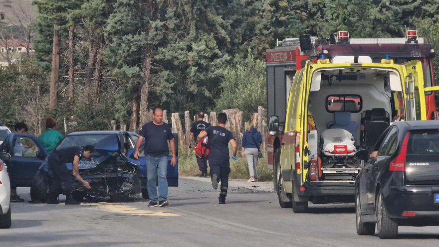 Σοβαρό τροχαίο στη Θεσσαλονίκη: Εγκλωβίστηκαν οδηγοί μετά τη σύγκρουση των οχημάτων τους
