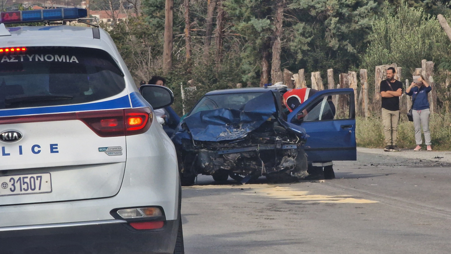 Σοβαρό τροχαίο στη Θεσσαλονίκη: Εγκλωβίστηκαν οδηγοί μετά τη σύγκρουση των οχημάτων τους