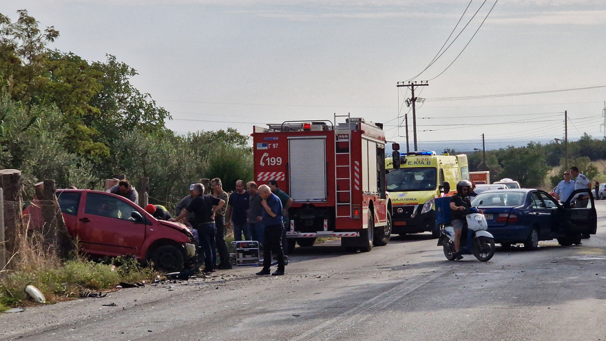 Σοβαρό τροχαίο στη Θεσσαλονίκη: Εγκλωβίστηκαν οδηγοί μετά τη σύγκρουση των οχημάτων τους