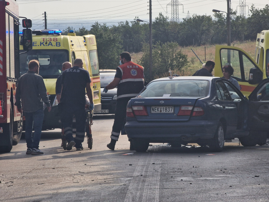 Σοβαρό τροχαίο στη Θεσσαλονίκη: Εγκλωβίστηκαν οδηγοί μετά τη σύγκρουση των οχημάτων τους